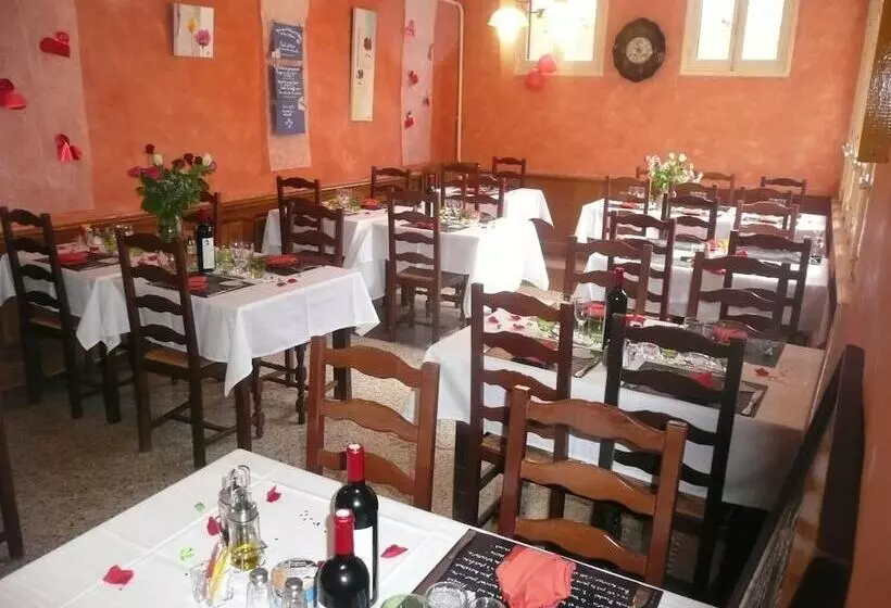 Отель Hôtel Restaurant Du Pont Vieux