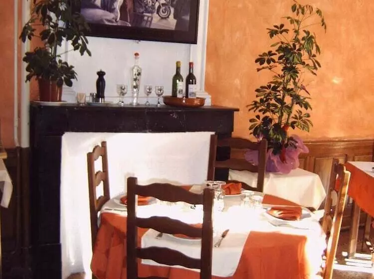 Отель Hôtel Restaurant Du Pont Vieux