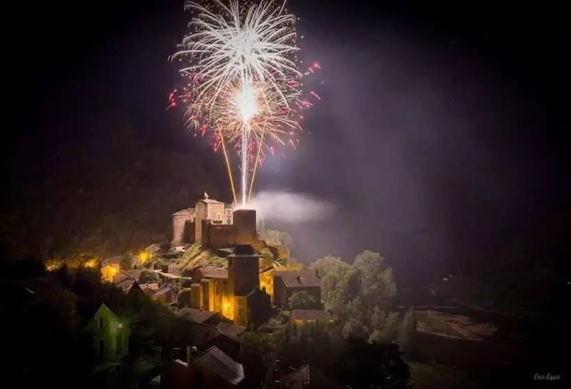 Отель Hôtel Restaurant Le Relays Du Chasteau Logis Hôtel