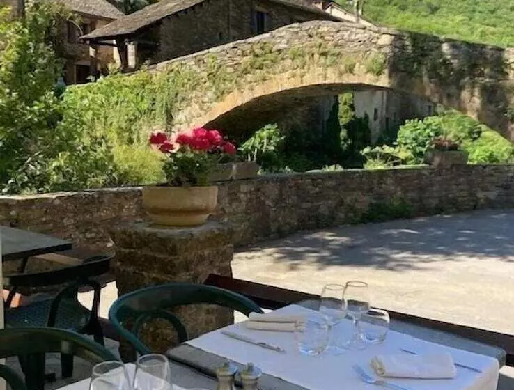 Отель Hôtel Restaurant Le Relays Du Chasteau Logis Hôtel