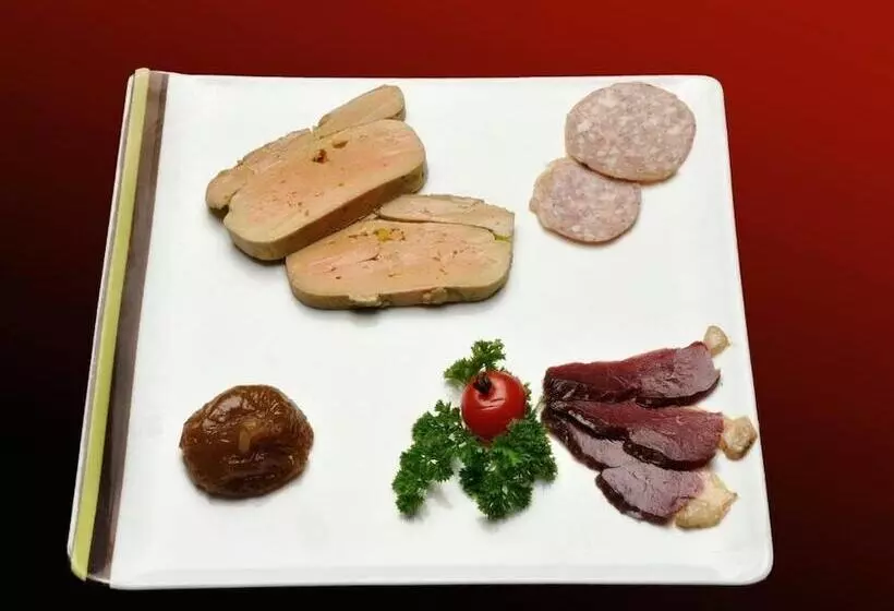 Отель Hôtel Restaurant Le Relays Du Chasteau Logis Hôtel