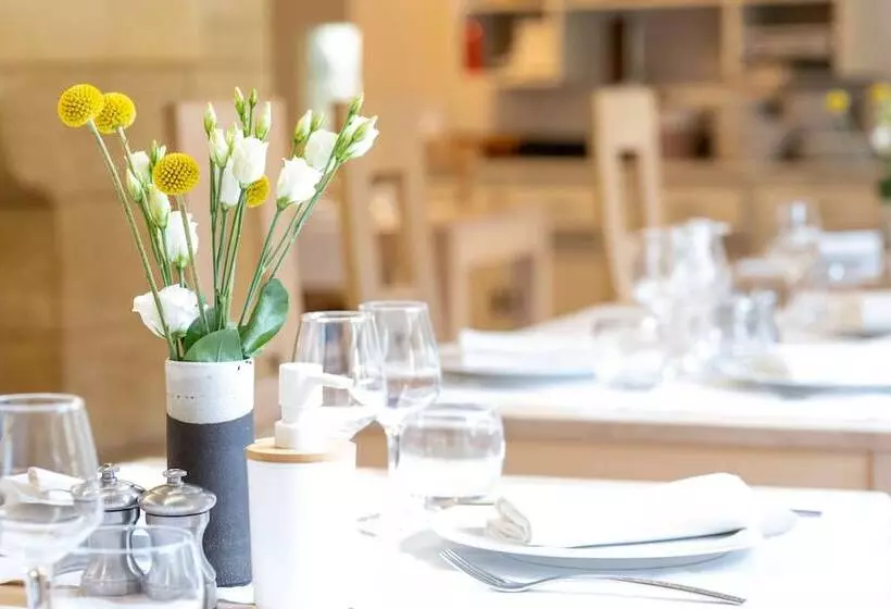 Отель Hôtel Restaurant Le Relays Du Chasteau Logis Hôtel