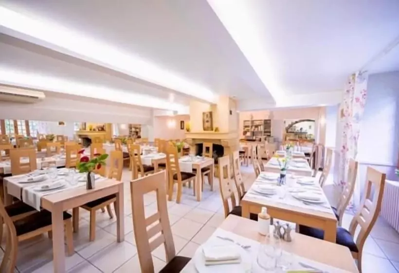 Отель Hôtel Restaurant Le Relays Du Chasteau Logis Hôtel