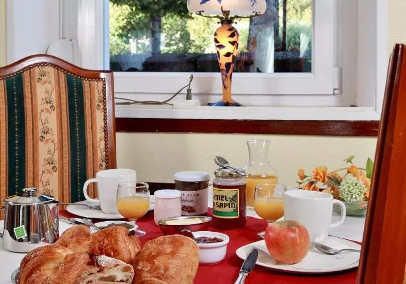 فندق Logis Hôtel & Restaurant Des Lacs