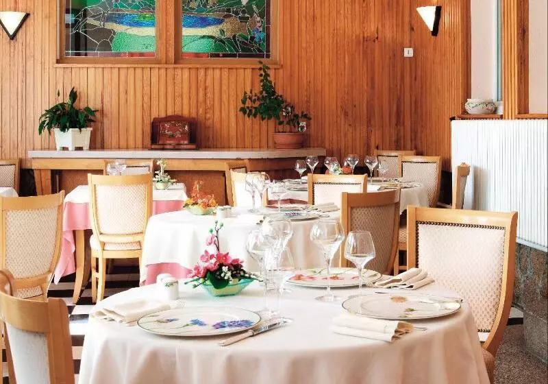 فندق Logis Hôtel & Restaurant Des Lacs