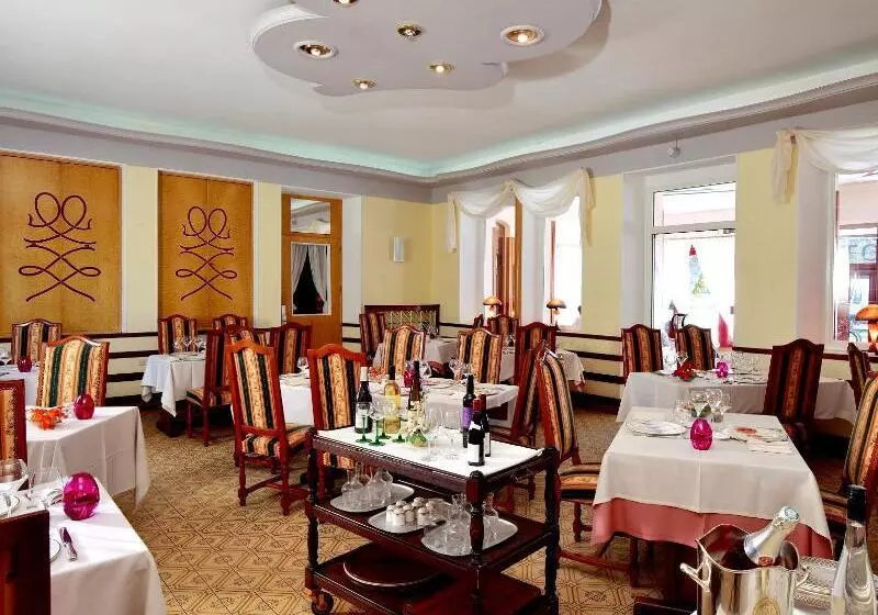 فندق Logis Hôtel & Restaurant Des Lacs