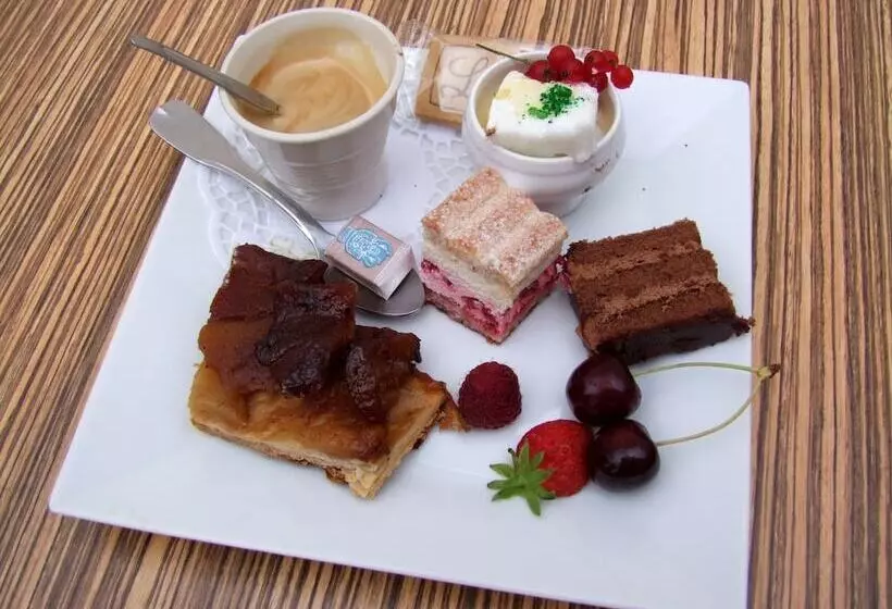 فندق Logis Le Cantarel