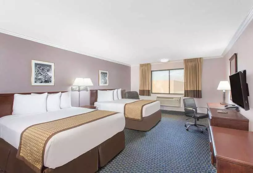 Отель Days Inn By Wyndham Indio