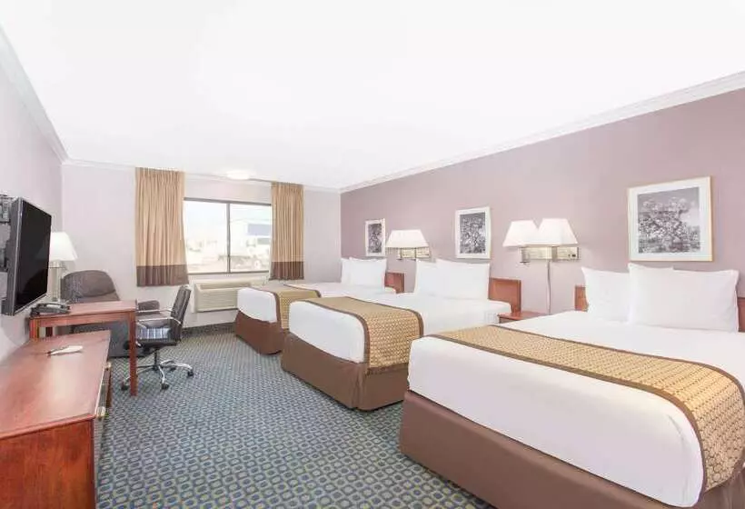 Отель Days Inn By Wyndham Indio