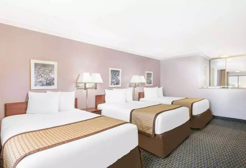 Отель Days Inn By Wyndham Indio