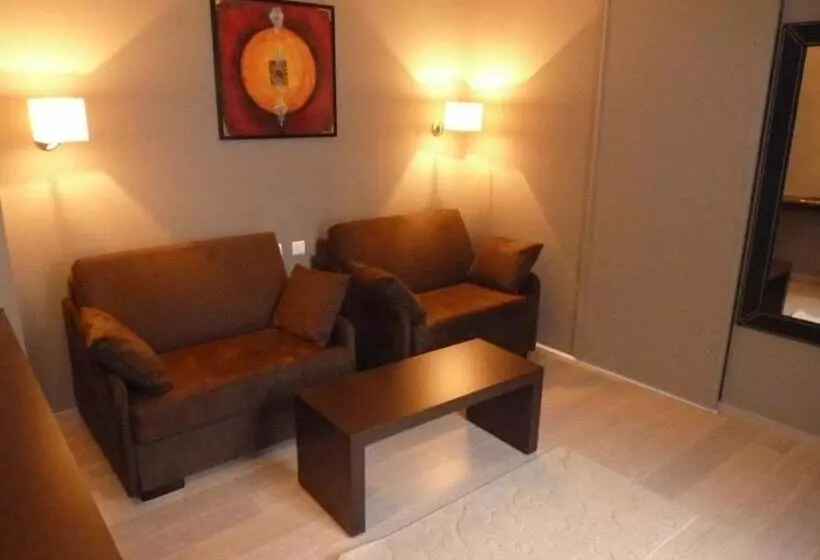 ホテル Logis Hôtel Le Cheval Blanc