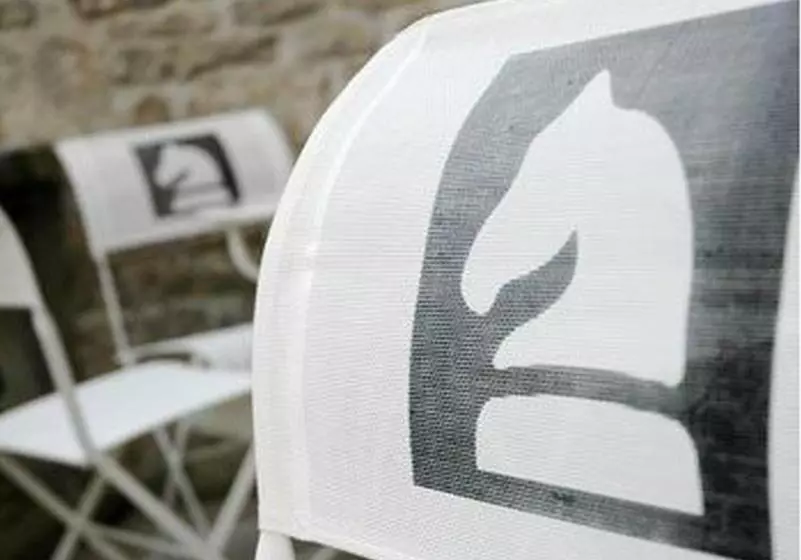 ホテル Logis Hôtel Le Cheval Blanc