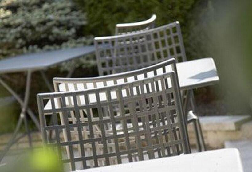 هتل Logis Hôtel Le Cheval Blanc