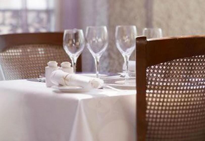 Отель Logis Hôtel Le Cheval Blanc