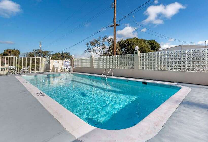 هتل Scottish Fairway Inn