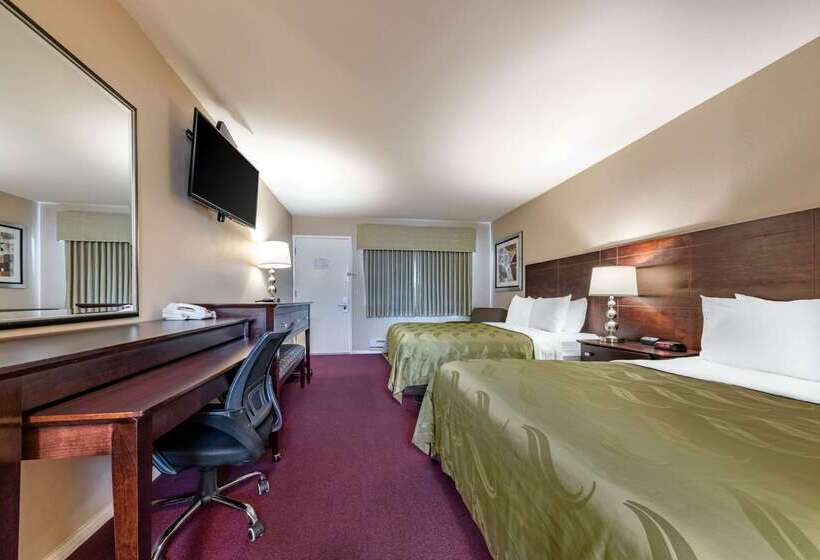 هتل Scottish Fairway Inn