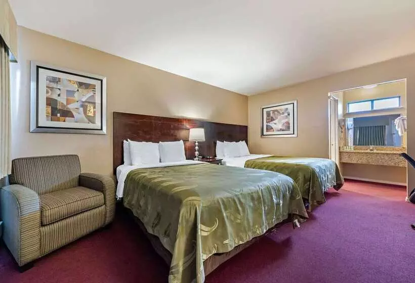 בית מלון כפרי Scottish Fairway Inn