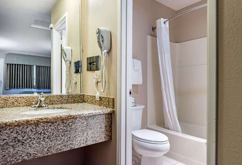 هتل Scottish Fairway Inn