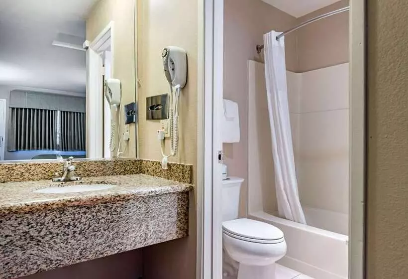 בית מלון כפרי Scottish Fairway Inn