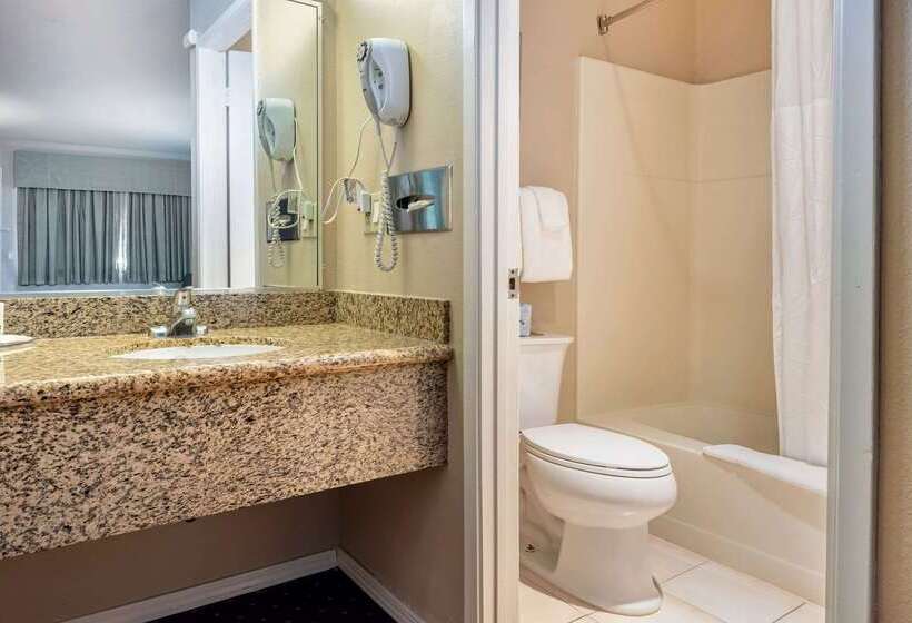 هتل Scottish Fairway Inn