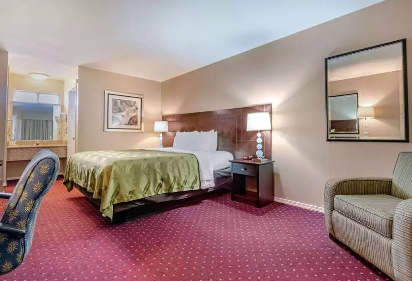 בית מלון כפרי Scottish Fairway Inn