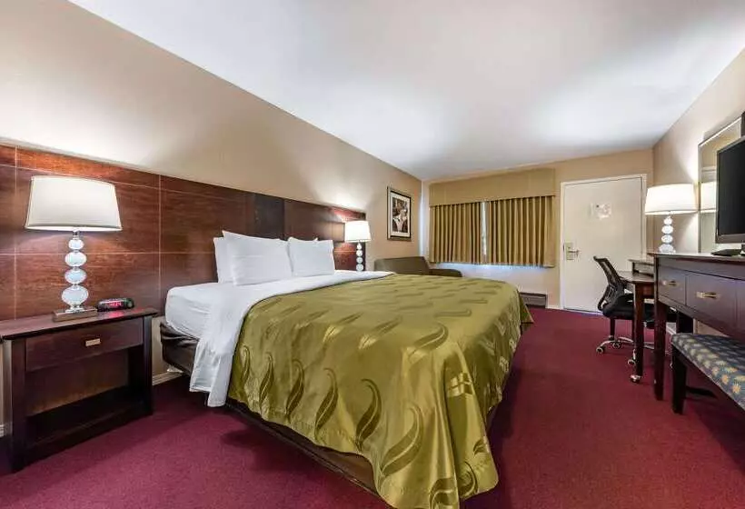 בית מלון כפרי Scottish Fairway Inn