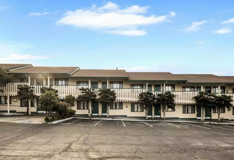 בית מלון כפרי Scottish Fairway Inn