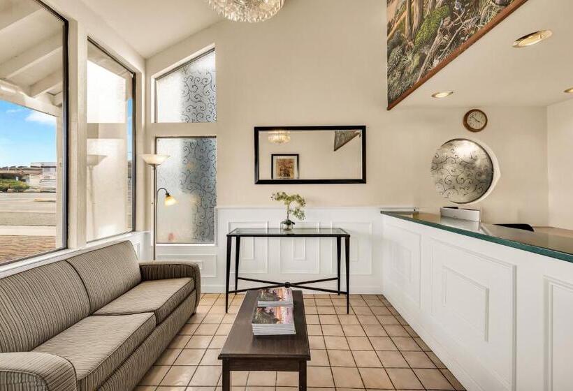 هتل Scottish Fairway Inn