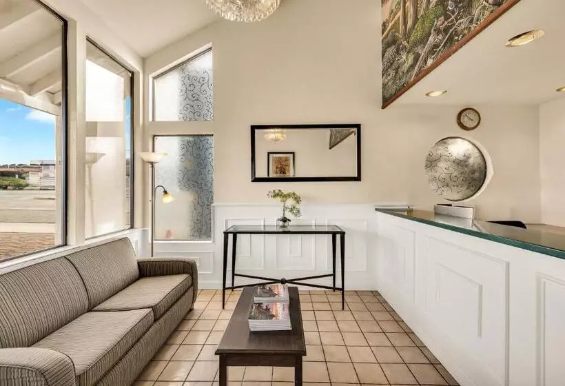 בית מלון כפרי Scottish Fairway Inn