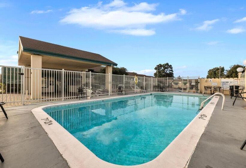 هتل Scottish Fairway Inn