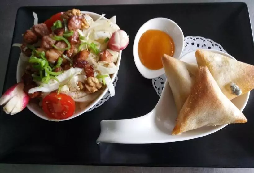 Отель Restaurant Le Traineau