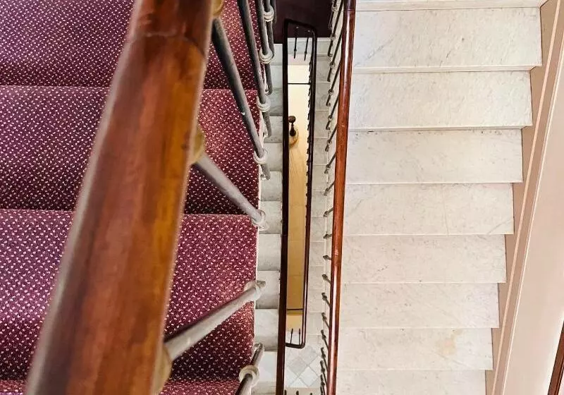 Отель De Londres