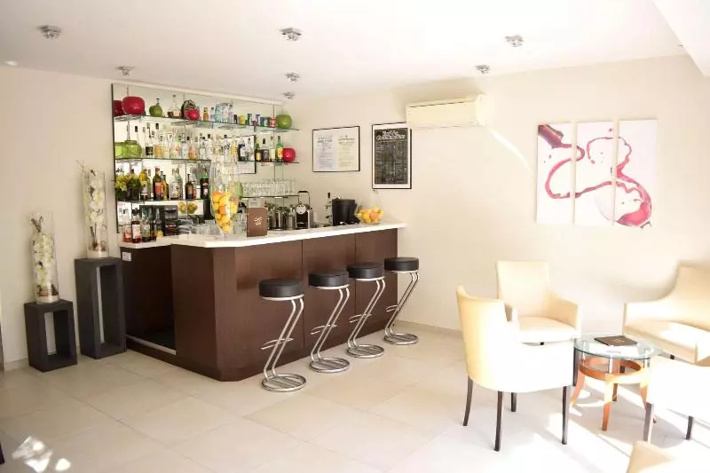 Отель De Londres