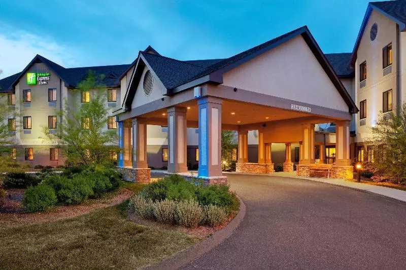 Отель Holiday Inn Express & Suites Bradley Airport, An Ihg