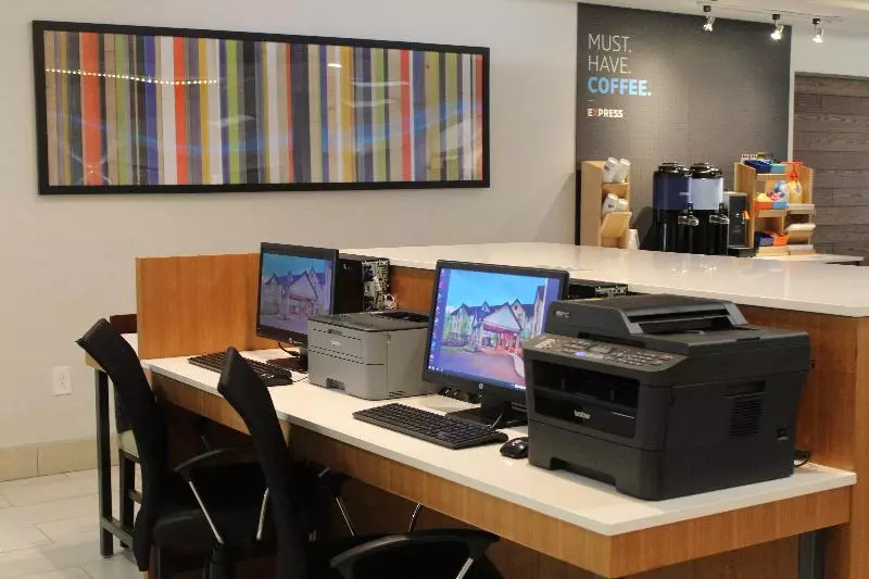 Отель Holiday Inn Express & Suites Bradley Airport, An Ihg