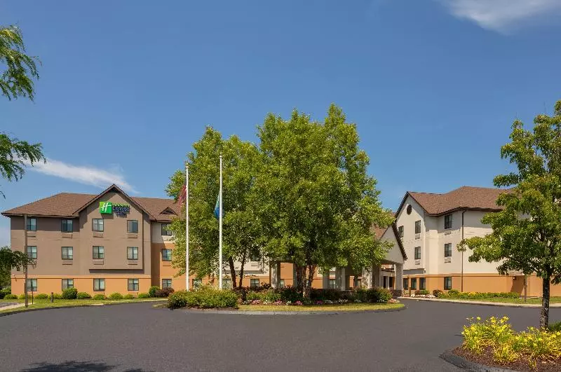 Отель Holiday Inn Express & Suites Bradley Airport, An Ihg