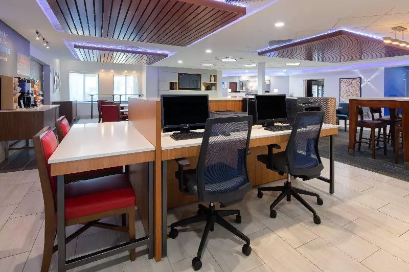 Отель Holiday Inn Express & Suites Bradley Airport, An Ihg