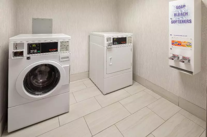 Отель Holiday Inn Express & Suites Bradley Airport, An Ihg