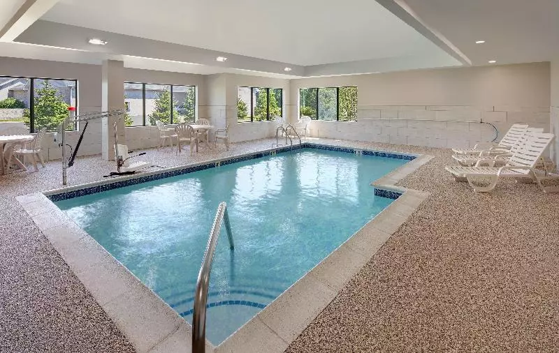 Отель Holiday Inn Express & Suites Bradley Airport, An Ihg