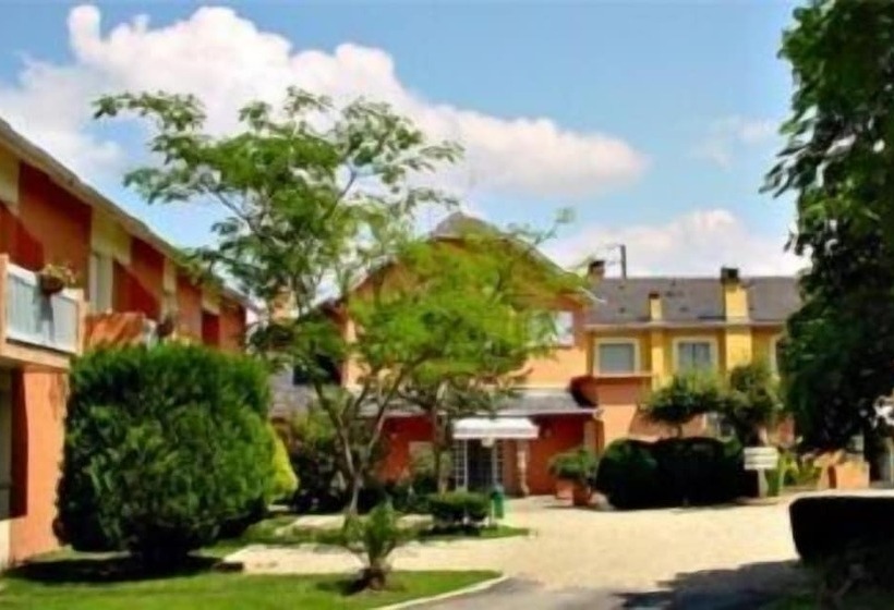 בית מלון כפרי Hôtel Les Pyrénées