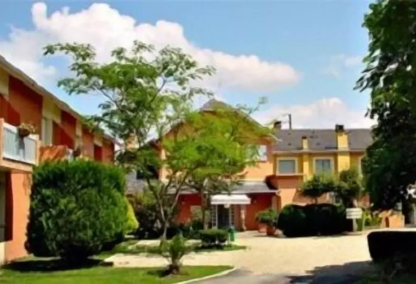 בית מלון כפרי Hôtel Les Pyrénées