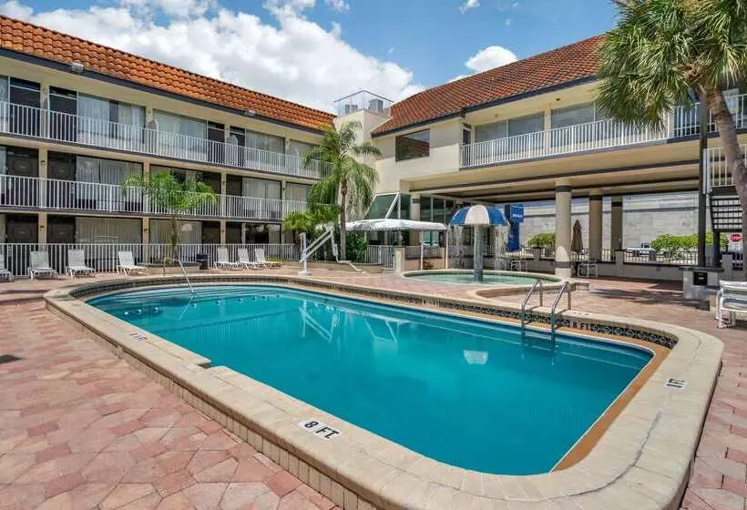 בית מלון כפרי Rodeway Inn Central Clearwater Beach