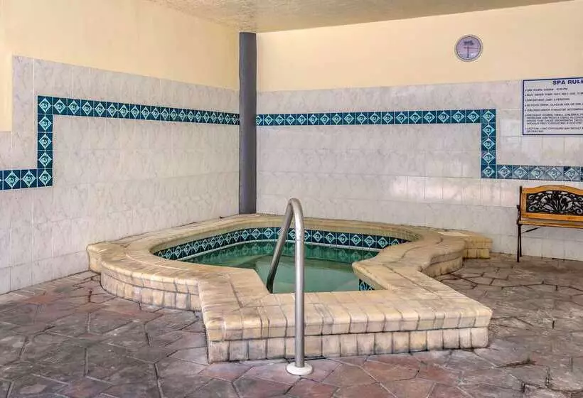 בית מלון כפרי Rodeway Inn Central Clearwater Beach