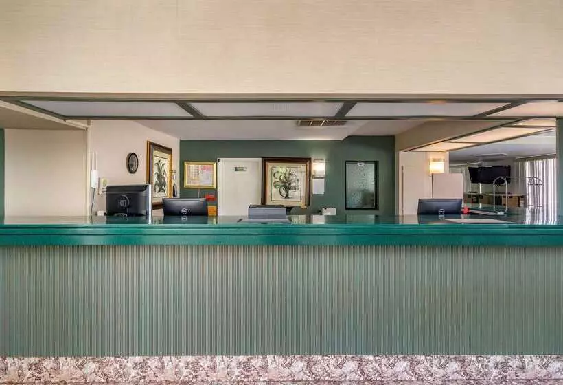 בית מלון כפרי Rodeway Inn Central Clearwater Beach