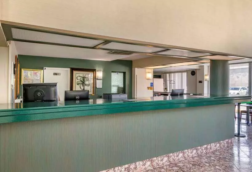 בית מלון כפרי Rodeway Inn Central Clearwater Beach