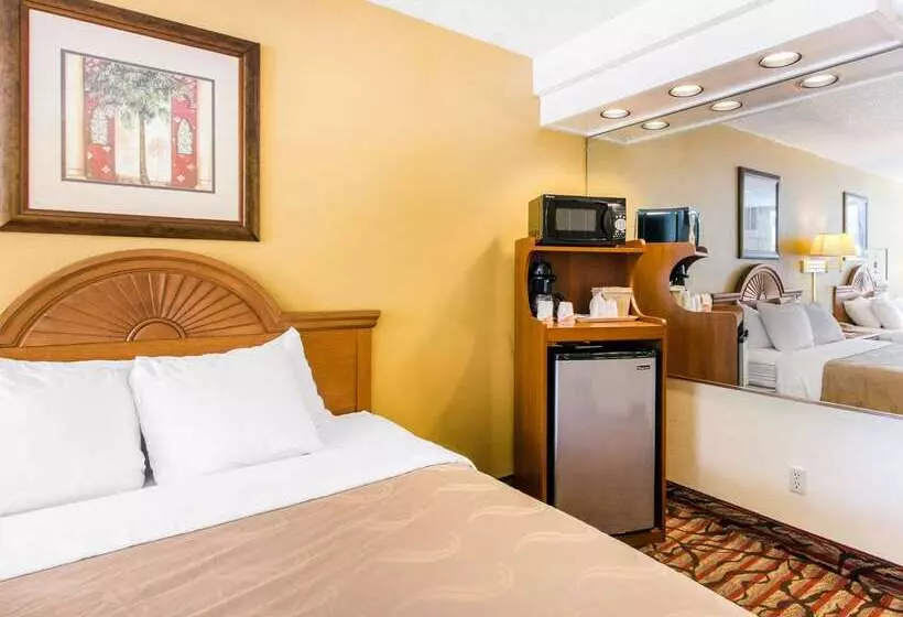 בית מלון כפרי Rodeway Inn Central Clearwater Beach