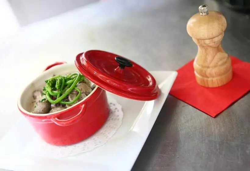 فندق Logis Auberge De La Treille