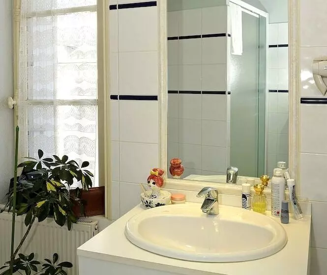 فندق Logis Auberge De La Treille