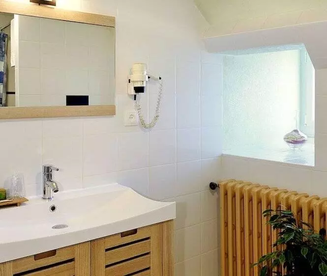 فندق Logis Auberge De La Treille