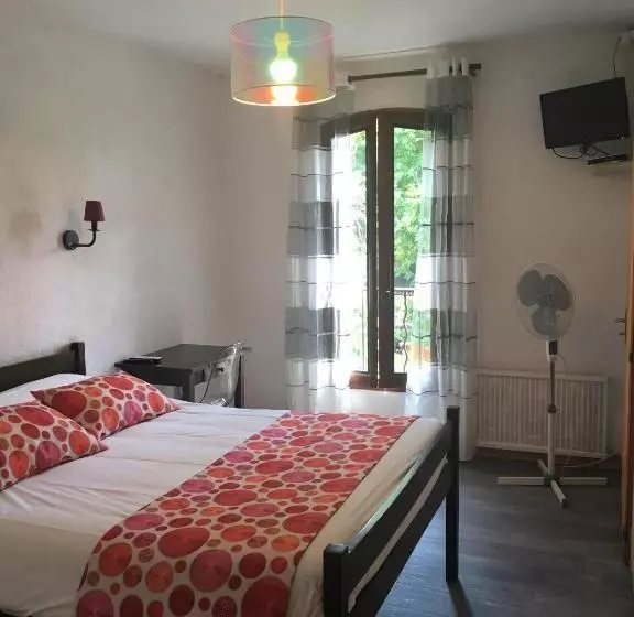 فندق Auberge De Rustréou